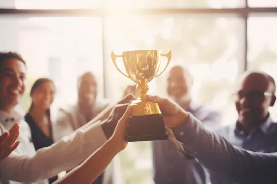 一位老先生在阳光下研究号码